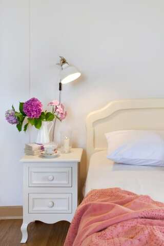 Отели типа «постель и завтрак» Kashubian Lodge & SPA Пшивидз Двухместный номер с 1 кроватью и собственной ванной комнатой вне номера-1