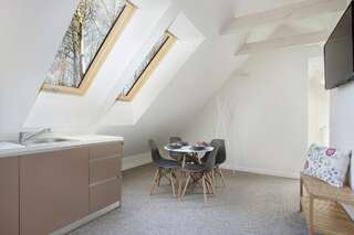 Отели типа «постель и завтрак» Kashubian Lodge & SPA Пшивидз Семейный номер-студио-6